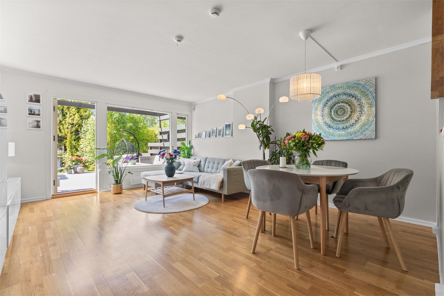 Stue med fin plass til sofa-og spisebord