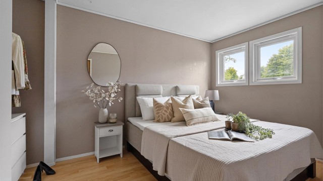 Soverom I med laminat på gulv, malte vegger. God plass til stor seng, nattbord og garderobe.