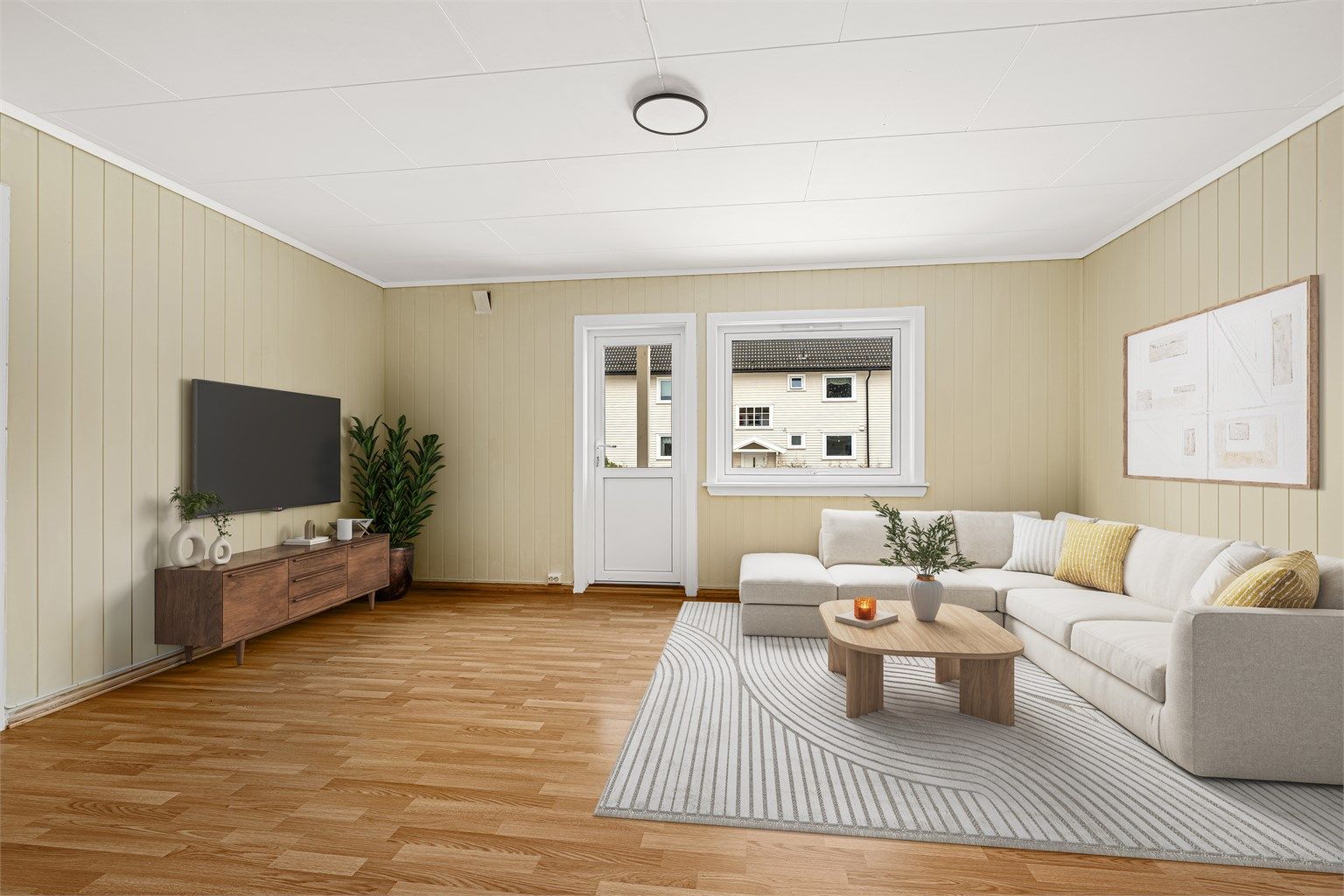 Stuen er lys og romslig