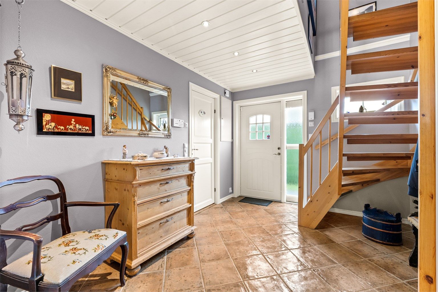 Entréen gir et godt førsteinntrykk med flislagt gulv, behagelig gulvvarme og downlights i himlingen som sørger for god belysning. Rommet er romslig og praktisk utformet, med plass til både oppbevaringsløsninger og møblering.