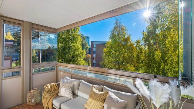 Nyt solen og den grønne utsikten fra en lun og innglasset balkong – et herlig sted å senke skuldrene og nyte fine dager.