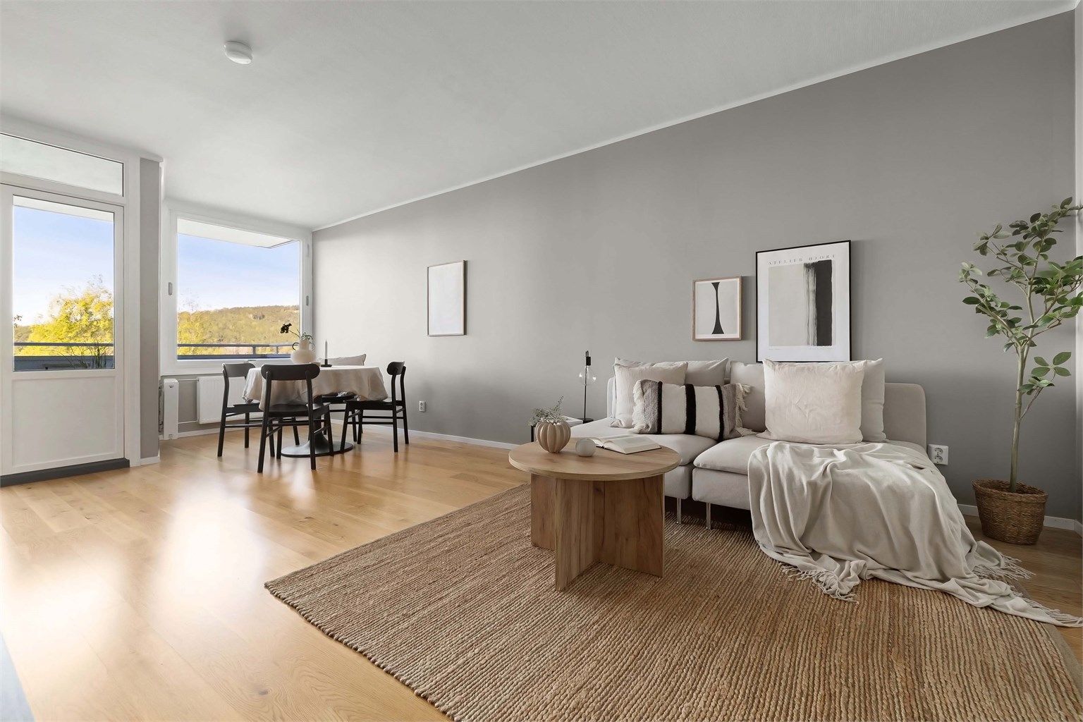 Boligen ligger i et populært og veletablert boligområde på Tonsenhagen med marka som nærmeste nabo