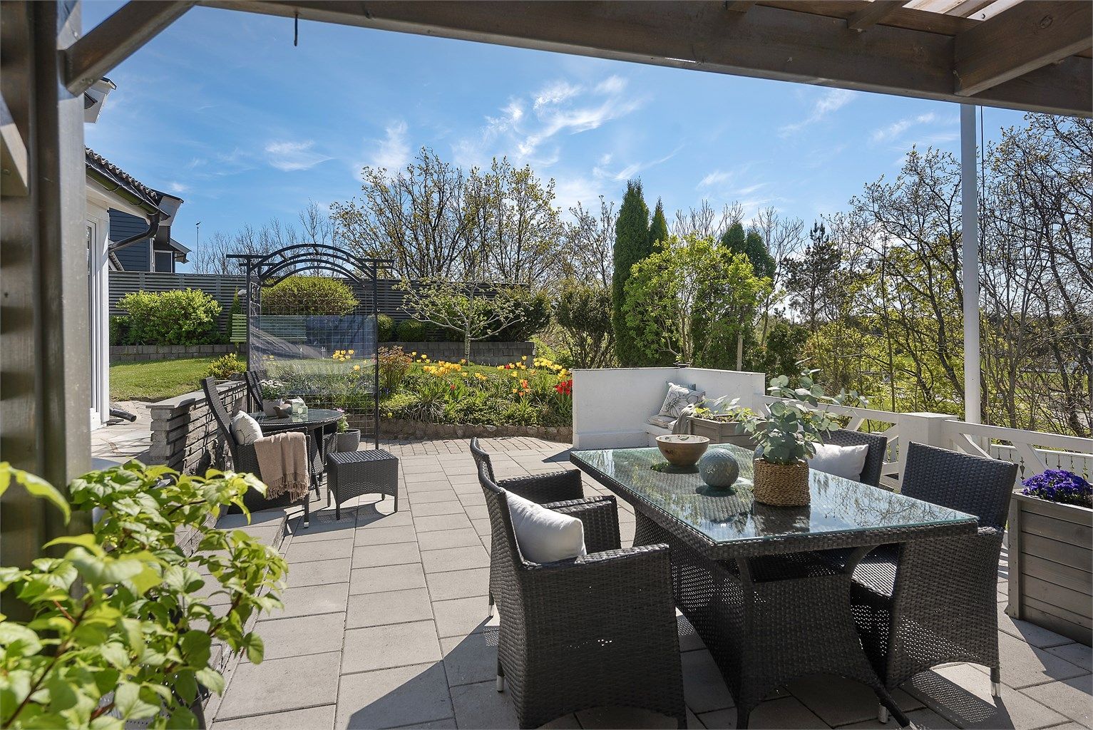 Terrasse med pergola