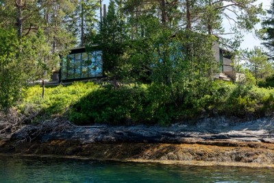 Eiendomsmegler Marit Stuen Aurnes har gleden av å presentere en unik, nyere fritidsbolig på egen øy bestående av hovedhytte, anneks, utebod og naust - beliggende på Vikholmen i Skodjevika ved Svorta i Ålesund kommune