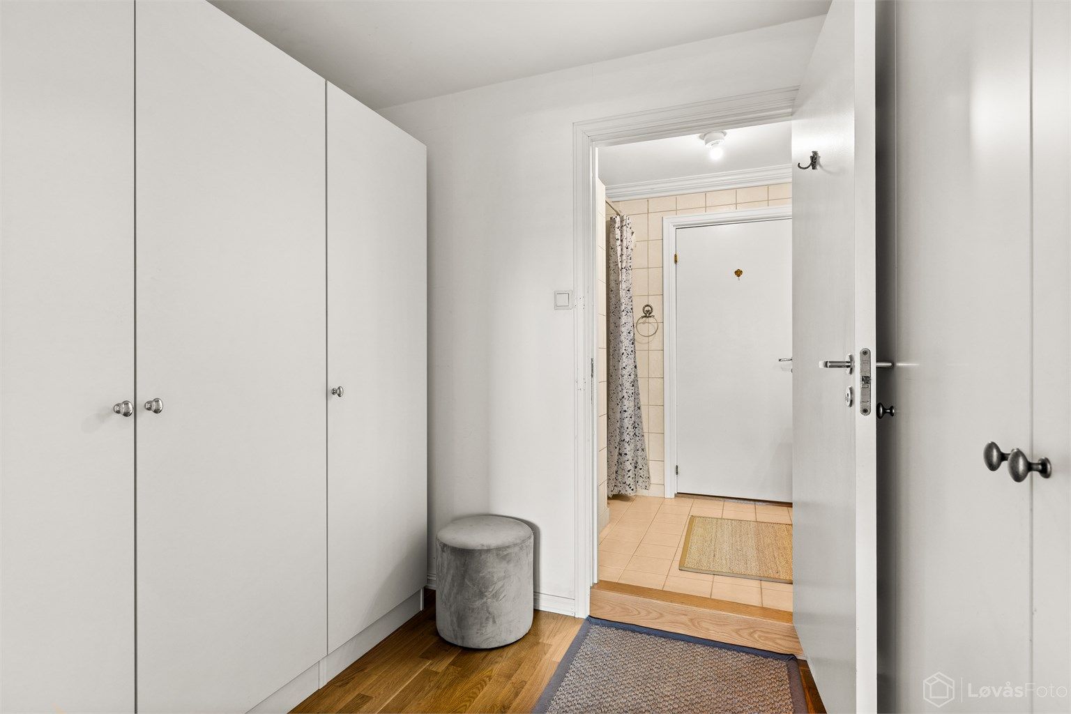 I tilknytning til hovedsoverommet finner du et walk-in closet utrustet med garderobeskap.