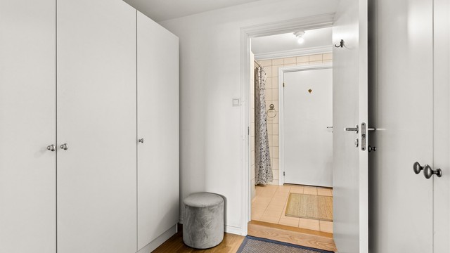 I tilknytning til hovedsoverommet finner du et walk-in closet utrustet med garderobeskap.