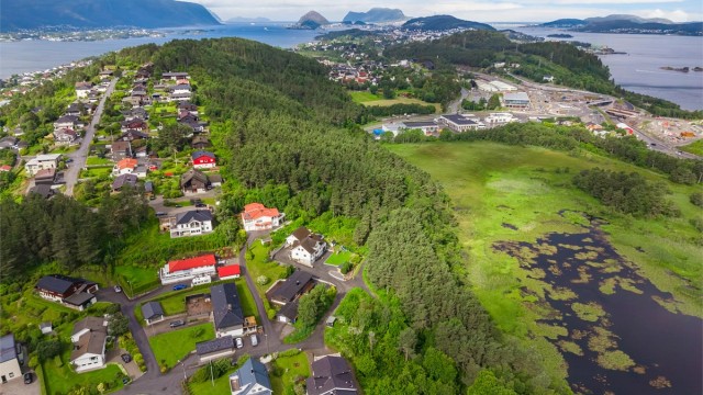Like ved eiendommen ligger Lerstadvannet med fine turstier.