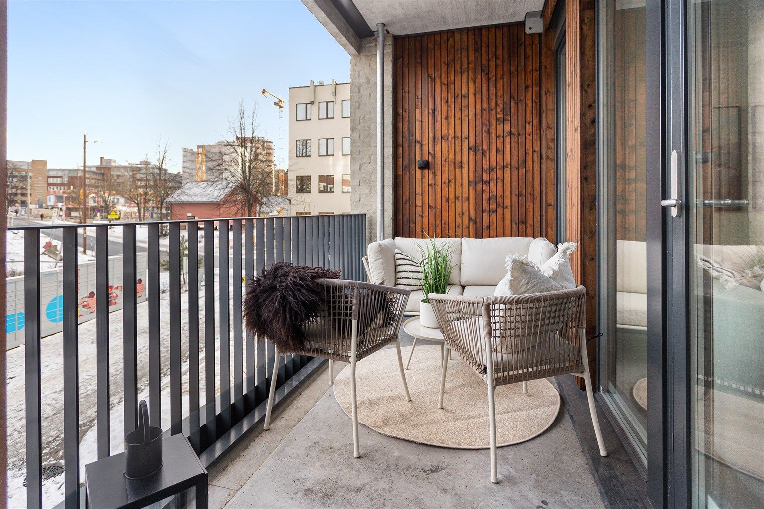 Balkong med formiddagssol, et perfekt sted for dagens første kaffe!