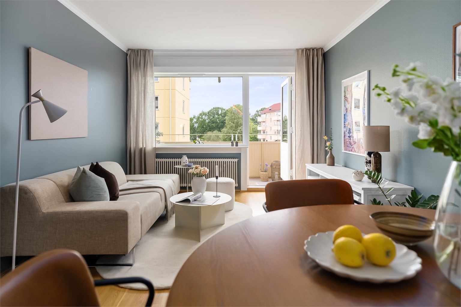 Fra stuen har man direkte adgang til boligens balkong.