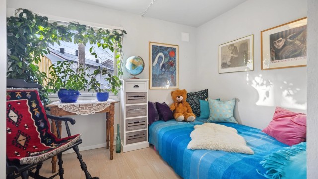 Soverom 2 er også av god størrelse, og har god plass til dobbeltseng, nattbord og med garderobeskap.