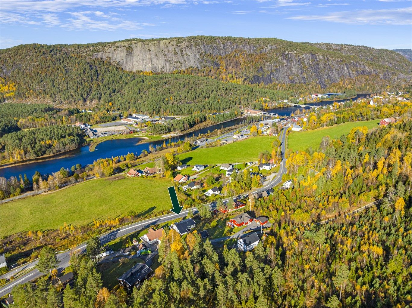 Det er gangfelt til sentrum og skole.