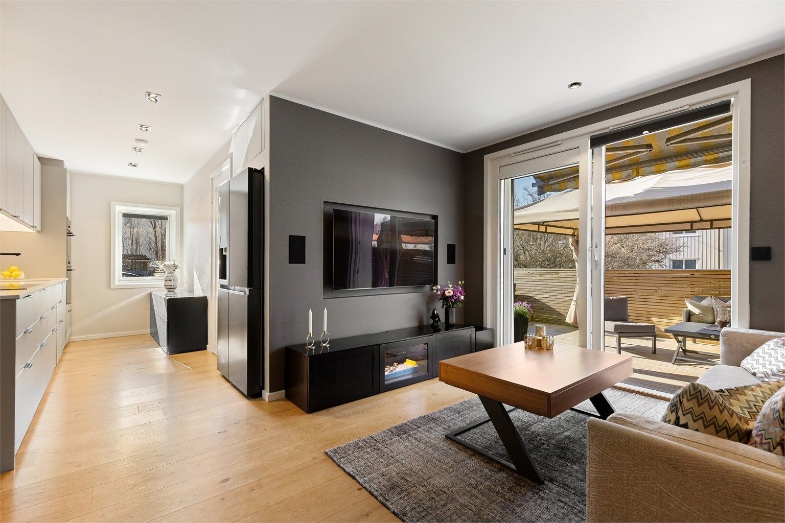 Fra stuen er det utgang til en nydelig terrasse