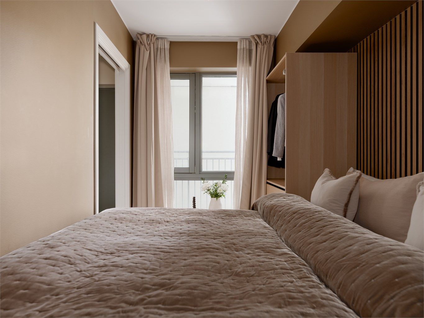 Romslig soverom med inngang fra to sider og en praktisk garderobeløsning.