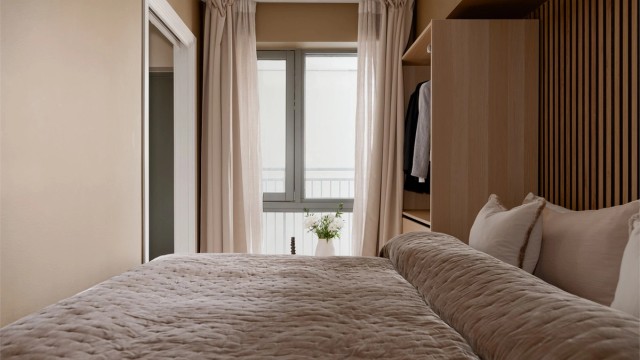 Romslig soverom med inngang fra to sider og en praktisk garderobeløsning.