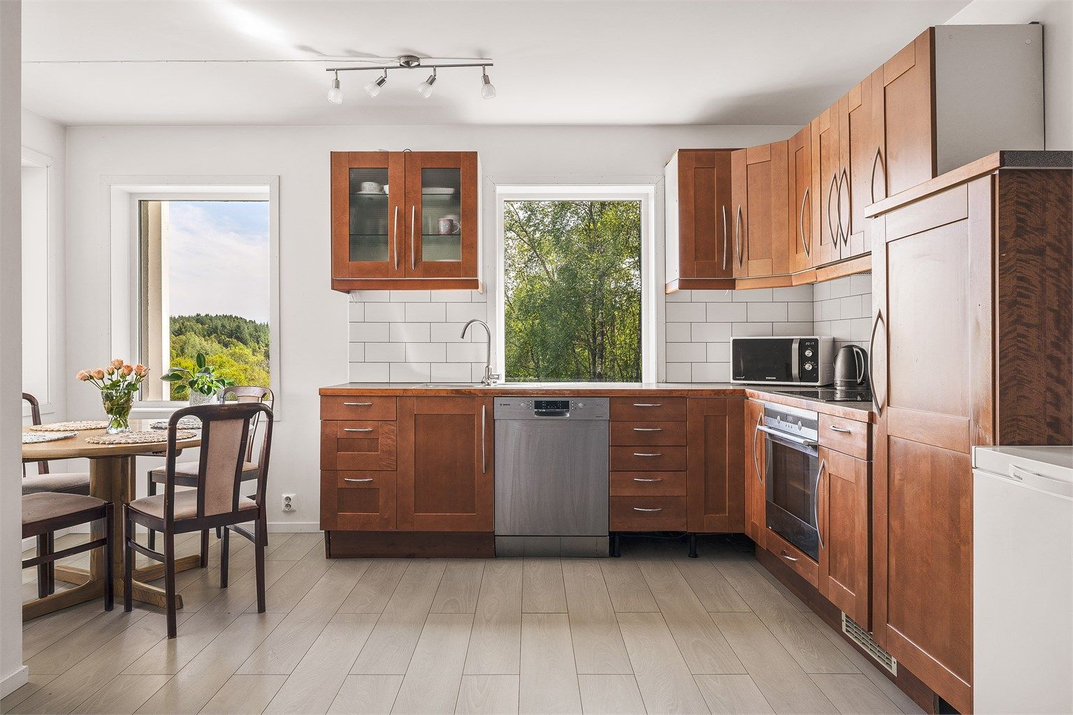 Praktisk løsning med kjøkken og spisegruppe samme sted.