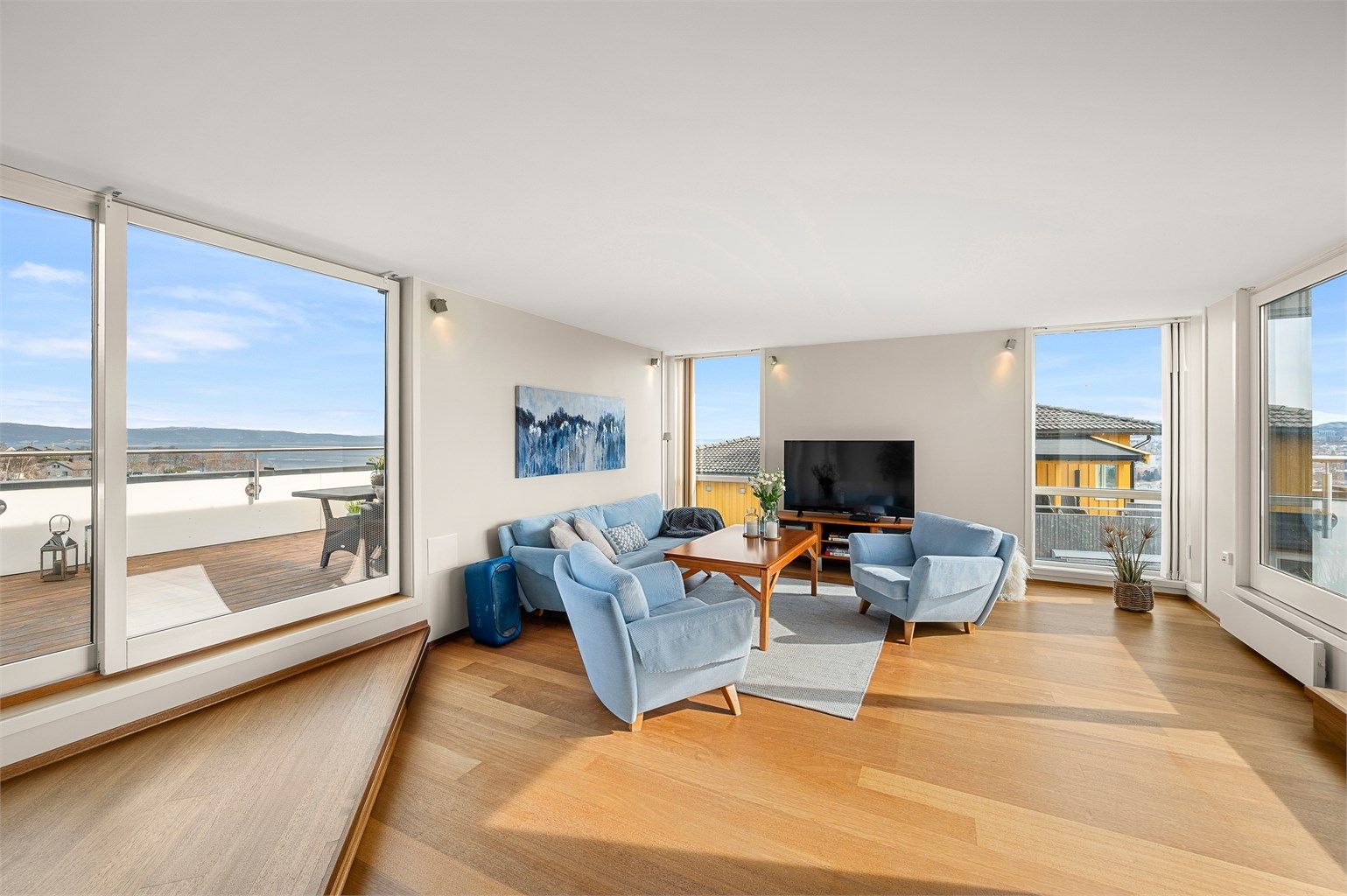 Loftstuen er et lyst og luftig oppholdsrom med store vindusflater og direkte utgang til takterrassene – perfekt som ekstra TV-stue eller en rolig sone å trekke seg tilbake til.