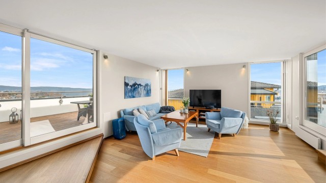 Loftstuen er et lyst og luftig oppholdsrom med store vindusflater og direkte utgang til takterrassene – perfekt som ekstra TV-stue eller en rolig sone å trekke seg tilbake til.