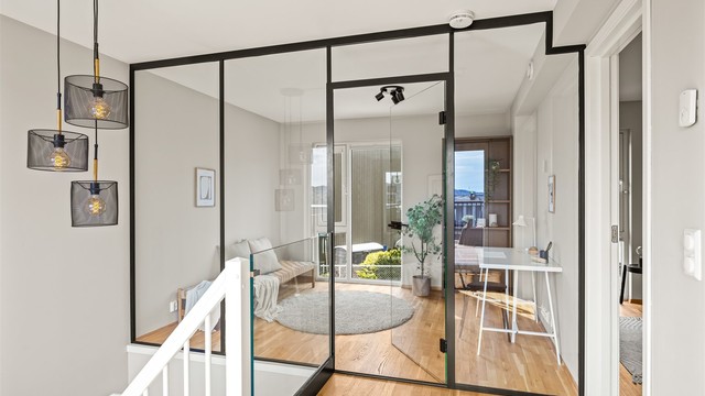 Glassveggene skaper en åpen og luftig følelse, samtidig som de definerer sonene i etasjen.