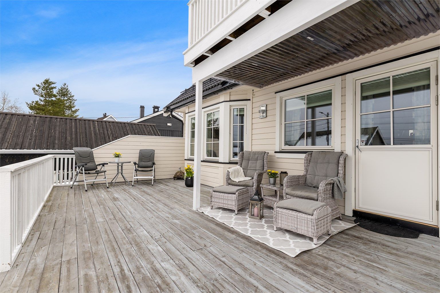 Svært romslig terrasse med plass til hele grillselskapet, terrassen er på hele 45 kvm!