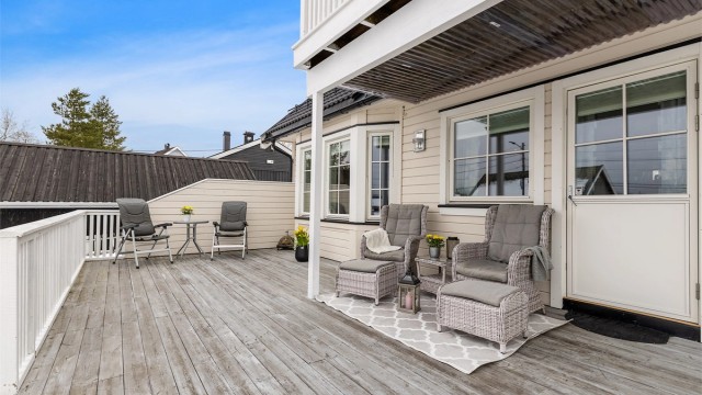 Svært romslig terrasse med plass til hele grillselskapet, terrassen er på hele 45 kvm!