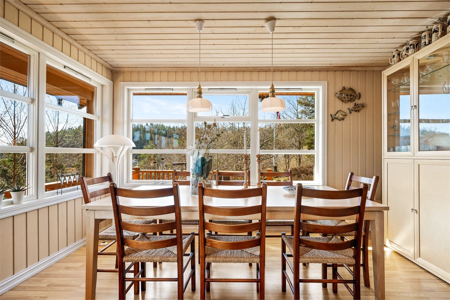 Spisestuen er et lyst og sosialt samlingspunkt med åpen løsning mot kjøkkenet.