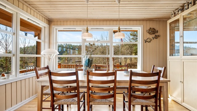 Spisestuen er et lyst og sosialt samlingspunkt med åpen løsning mot kjøkkenet.