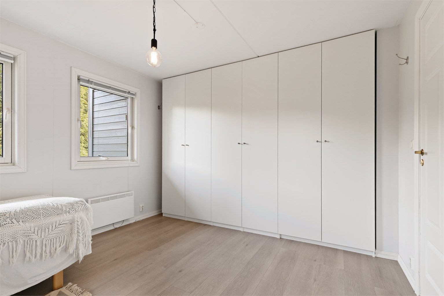 Hovedsoverommet er av god størrelse, med plass til stor dobbeltseng og garderobeskap.
Rommet var på opprinnelige byggetegninger to soverom. 