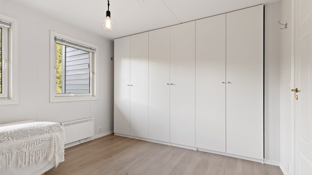 Hovedsoverommet er av god størrelse, med plass til stor dobbeltseng og garderobeskap.
Rommet var på opprinnelige byggetegninger to soverom.