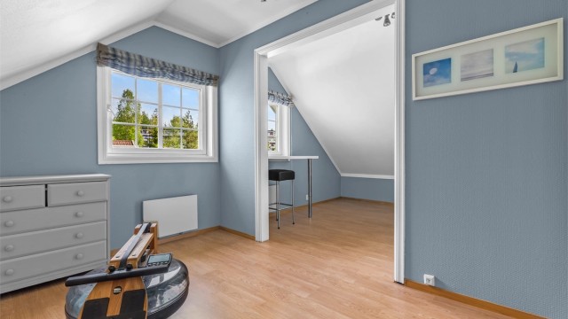 Soverom lll - God størrelse med god plass til seng, pult og garderobeløsning. Vindu orientert mot nord med ingen innsyn.