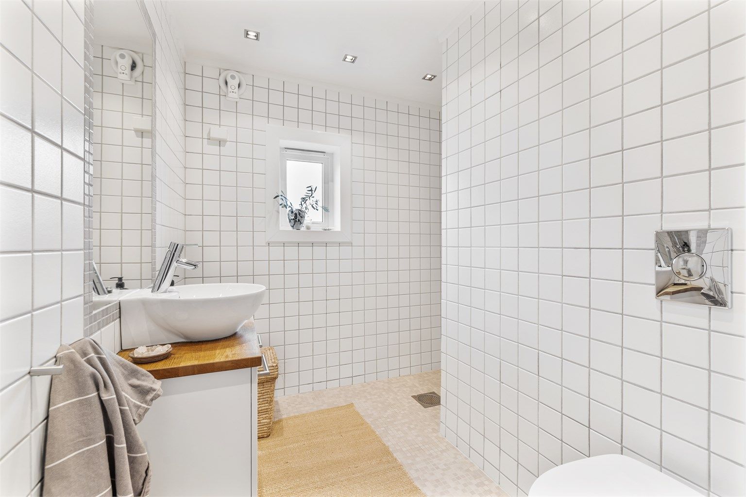 Pent baderom med downlights i himling og varmekabler