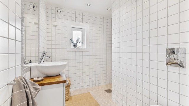 Pent baderom med downlights i himling og varmekabler