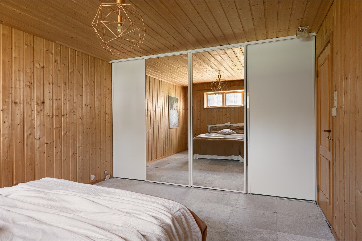 Kjellerrommet er utstyrt med en stor skyvedørsgarderobe med speilfronter. (ikke godkjent for varig opphold)