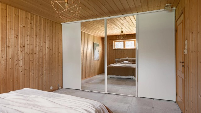 Kjellerrommet er utstyrt med en stor skyvedørsgarderobe med speilfronter. (ikke godkjent for varig opphold)