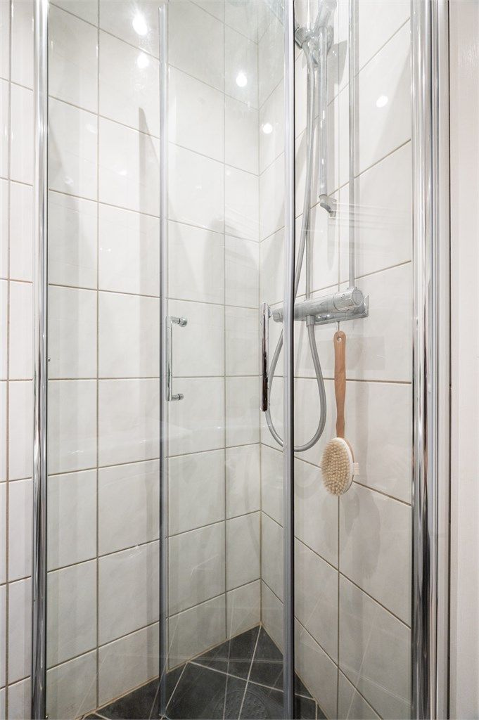 Dusjhjørnet er utstyrt med svingbare glassdører, og det er opplegg for vaskemaskin.