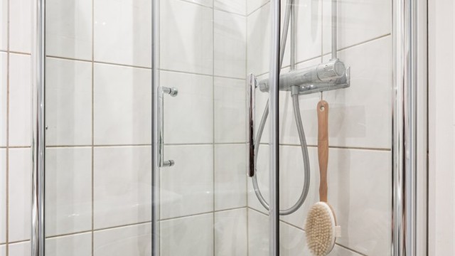 Dusjhjørnet er utstyrt med svingbare glassdører, og det er opplegg for vaskemaskin.