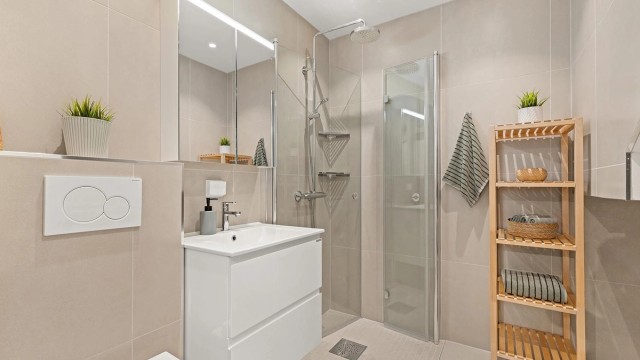 Moderne baderom i første etasje, renovert i 2018.