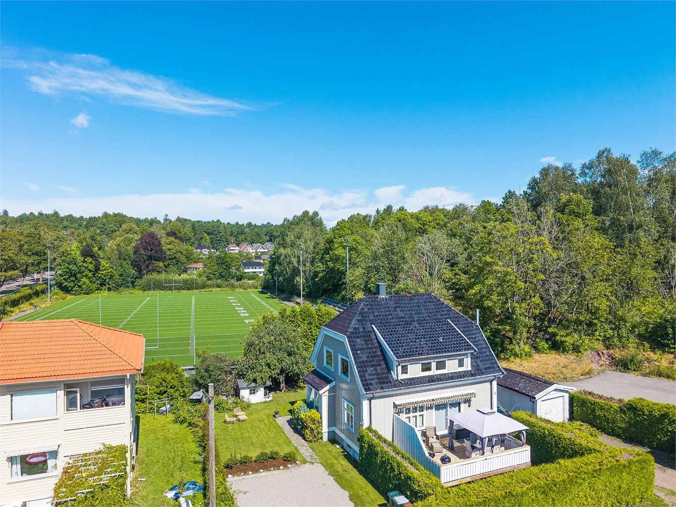 Boligen ligger svært sentrumsnært og idyllisk til med grøntområde tilliggende tomten. På idrettsbanen nord for boligen spilles det amerikansk fotball. Boliggaten ligger få skritt unna Sykehuset i Vestfold, en av de største arbeidsplassene i området.