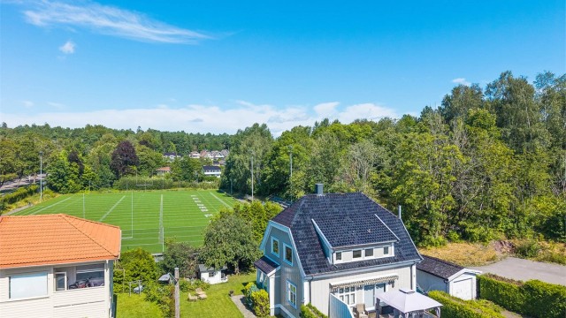 Boligen ligger svært sentrumsnært og idyllisk til med grøntområde tilliggende tomten. På idrettsbanen nord for boligen spilles det amerikansk fotball. Boliggaten ligger få skritt unna Sykehuset i Vestfold, en av de største arbeidsplassene i området.