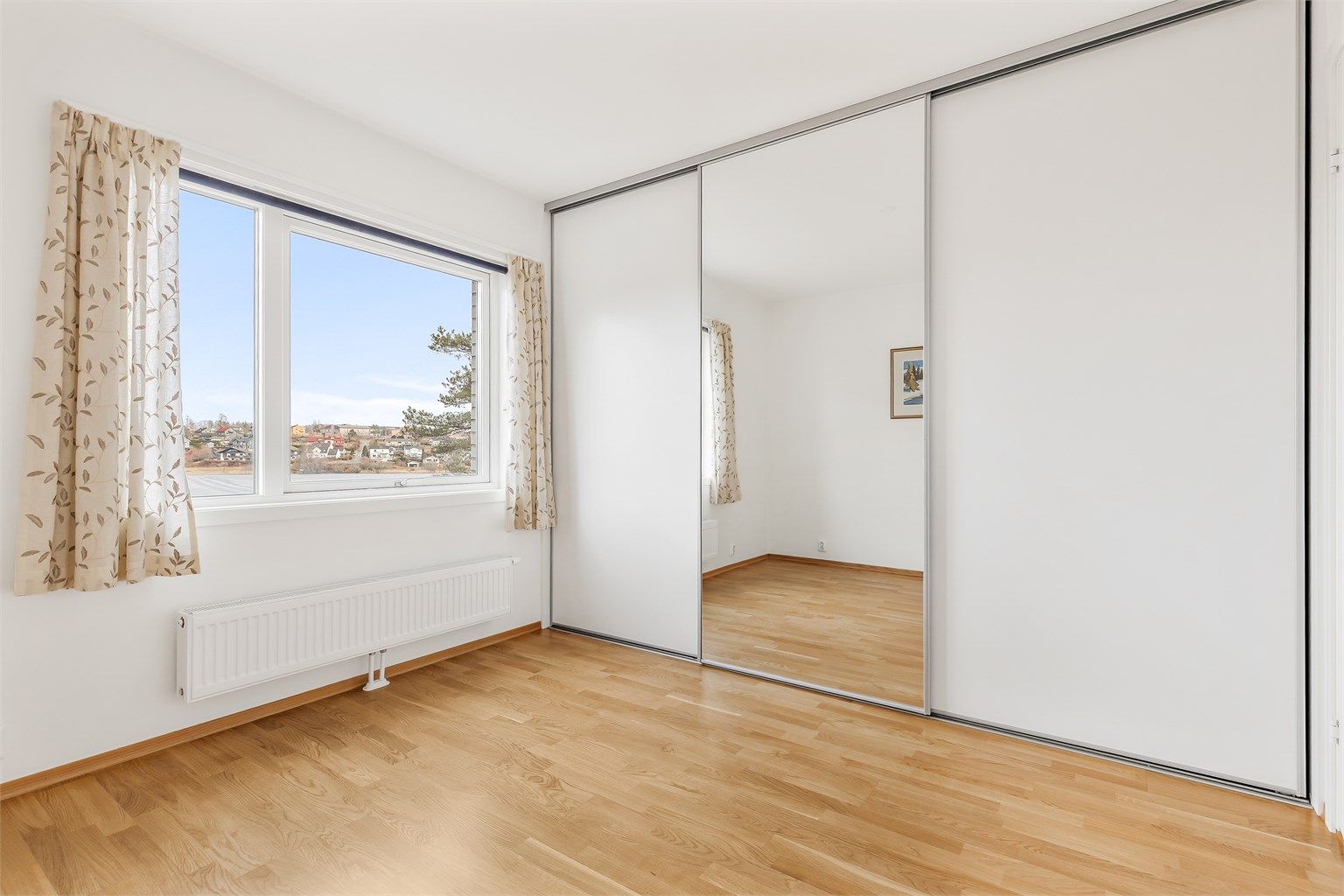 Leiligheten har 2 romslige soverom. Hovedsoverommet har god plass til dobbeltseng med nattbord på hver side. Her er det også en stor integrert skyvedørsgarderobe.