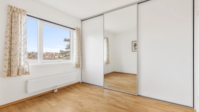 Leiligheten har 2 romslige soverom. Hovedsoverommet har god plass til dobbeltseng med nattbord på hver side. Her er det også en stor integrert skyvedørsgarderobe.
