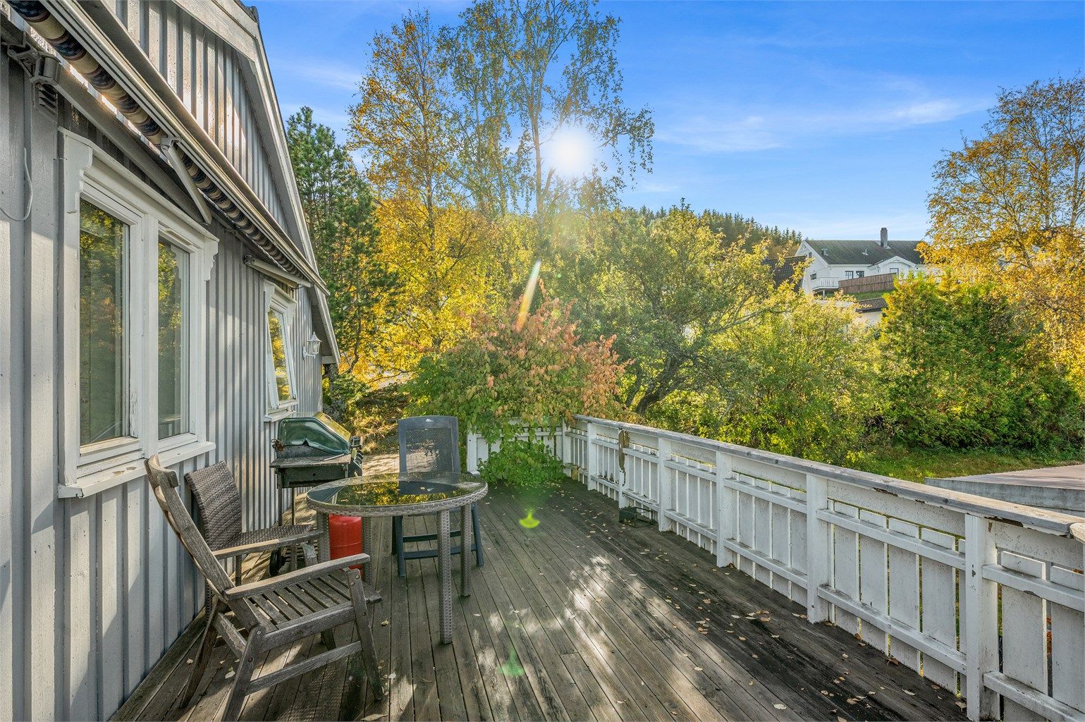 Terrassedekke belagt med terrassebord langs boligens fasade.