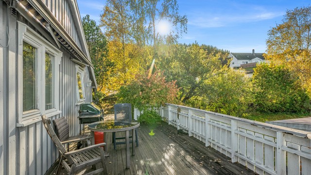 Terrassedekke belagt med terrassebord langs boligens fasade.