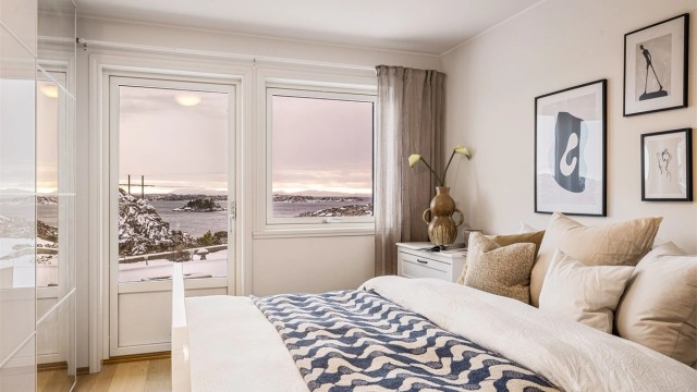 - I tillegg til at utsikten er nydelig og at man kan våkne til morgensol kan den friske havbrisen bidra til å redusere stress og forbedre søvnen. -