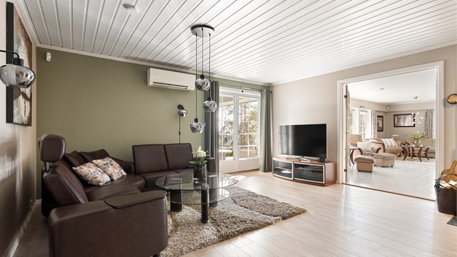 Utearealet på terrassen er lett tilgjengelig, både fra hovedstuen og fra TV-stuen.
