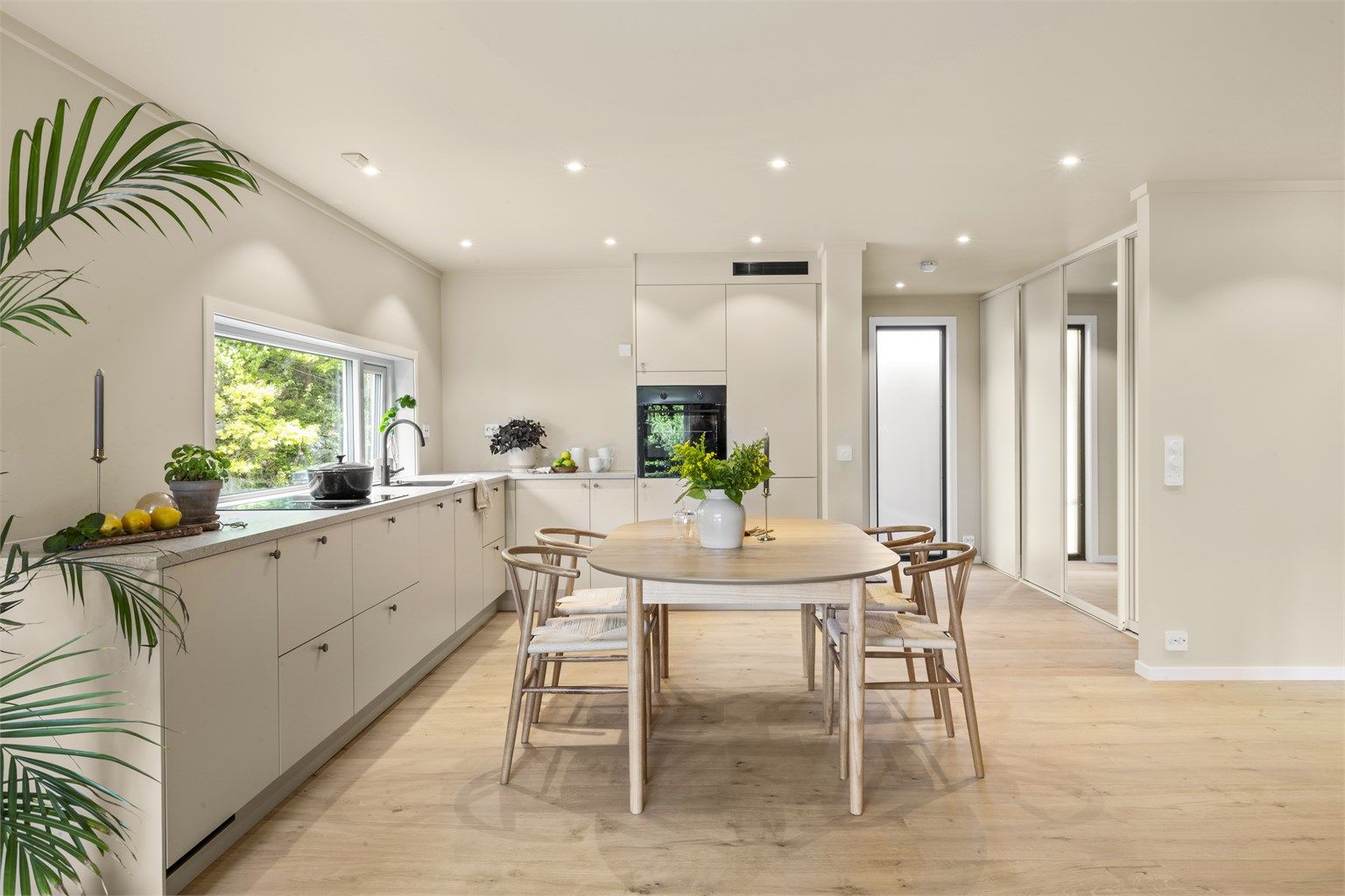 Leiligheten har flotte material- og fargevalg og er innflytningsklar, lekkert kjøkken fra Strai 