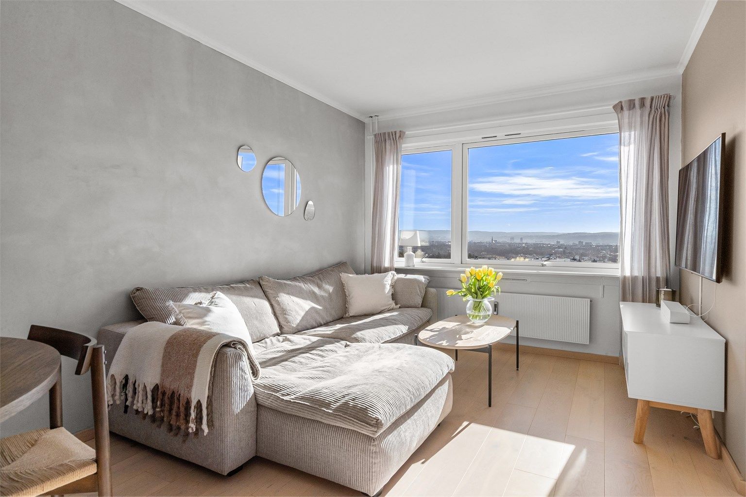 Varmtvann og oppvarming er inkludert i fellesutgiftene. I tillegg til grunnpakke for tv og internett