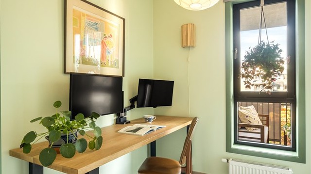 God plass til seng, skrivebord og garderobeskap.