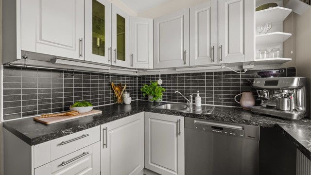 Kjøkkeninnredning fra ca. 2010 med laminert benkeplate og fliser mellom over- og underskap. Komfyr, oppvaskmaskin og kjøleskap medfølger. Foto: Martine Eren Jacobsen