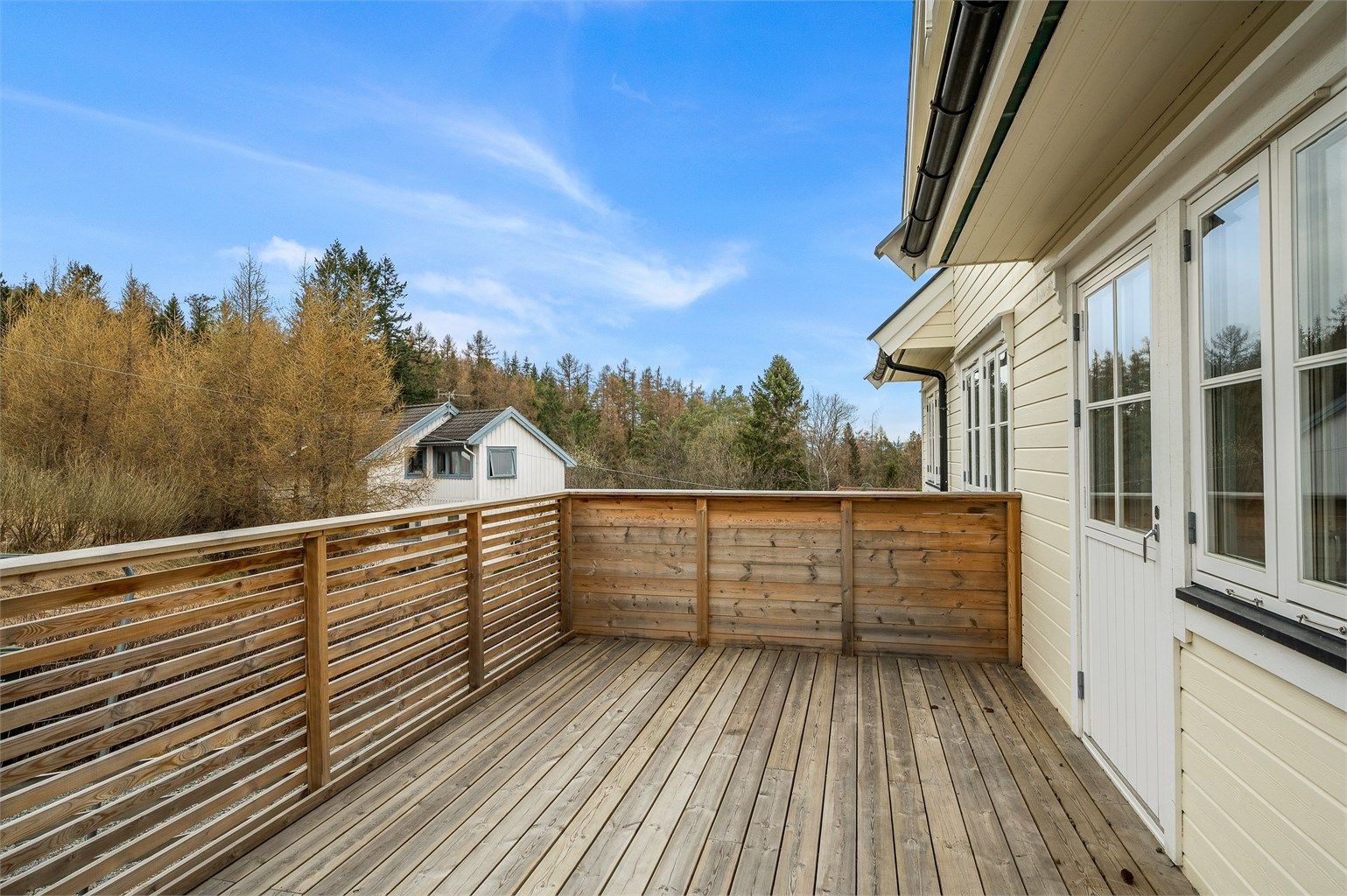 Uteplassen har en skjermet og trivelig utforming som gir et fint miljø for både avslapning og sosialt samvær.