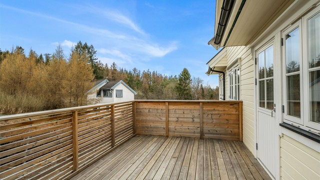 Uteplassen har en skjermet og trivelig utforming som gir et fint miljø for både avslapning og sosialt samvær.